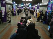Киевляне прячутся от ракет на станции метро