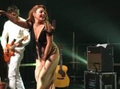 Тина Кароль в Лондоне на коленях спела гимн Украины (Видео)