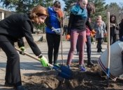 Марина Порошенко вместе с запорожскими студентами высадила аллею роз