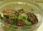 Салат из кроличьих потрохов с зеленым яблоком