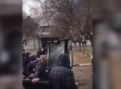 Разъяренные фанаты "Десны" бросили директора стадиона в мусорный бак: подробности скандала