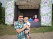 Папа с сыном идут на День рождения UAUA.info