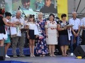 В Херсоне родителям военнопленных моряков вручили вышитые рушники