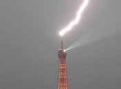 В Эйфелеву башню попала молния: фото и видео