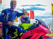 Отпраздновал победу слишком рано: мотогонщик оконфузился на финишной прямой (видео)