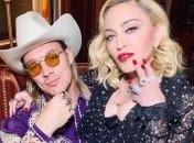 Напівгола Мадонна шокувала вульгарним фото