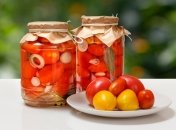 Смачні та ароматні мариновані помідори з цибулею