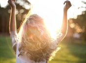 Что "убивает" волосы летом: парикмахер объяснила, почему в жару страдает ваша шевелюра