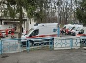 Скорые с больными стоят в очередях с самого утра: врач рассказала об аншлаге в коронавирусной больнице в Киеве