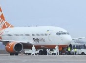 Самолет с эвакуированными украинцами приземлился в Харькове (Фото)