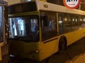 В Киеве водителю автобуса с людьми стало плохо: авто врезалось в магазин