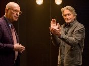 Netflix продлил "Метод Комински" на третий сезон