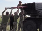 Украинские военные показали, как будут отвечать на обстрелы врага новыми реактивными снарядами для "Града" (видео)