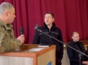 "Від кого захищати Україну?": після скандалу в Космачі до людей приїхали військові, розмова вийшла напруженою