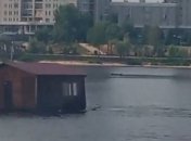 Киевлян озадачил дрейфующий по реке в Киеве дом (видео)