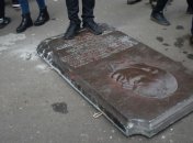 Последний в области: В Одессе демонтировали мемориальную доску Жукову