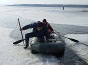 Группа рыбаков "дрейфовала" по Днепру на отколовшейся льдине: в сети появились фото и видео спасения "экстремалов"