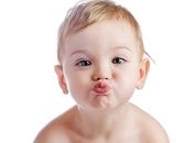 У ребенка трескаются губы: что делать