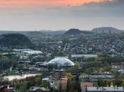 В трех районах Донецка слышны залпы и взрывы