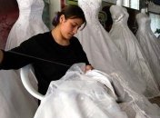 В Черновцах невесты в свадебных платьях играли в футбол и бегали