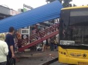 В Киеве автобус въехал в остановку