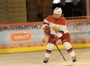 Володимир Путін грає у хокей
