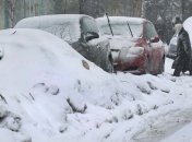 Киев в снежной ловушке - из заторов освобождают автомобили