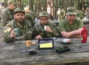 Андрей Сенькив (в центре) в учебном центе