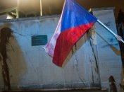 Посольство РФ в Чехии ночью облили кетчупом, а днем пикетируют студенты с антипутинскими лозунгами (фото, видео)