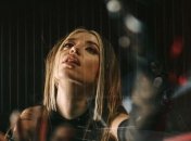 "Мгновенно, травмоопасно, обидно и больно": Надя Дорофеева разбила машину в своем новом клипе (видео)