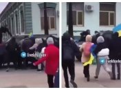 В толпе были и мужчины, и женщины