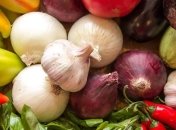 Медики узнали, кому следует есть лук и чеснок 