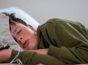 Чому не можна спати біля телефону, який стоїть на зарядці: в Apple пояснили причину