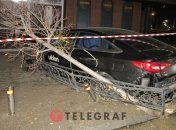 Таксі вилетіло на тротуар і "впечаталося" в огорожу