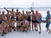 Мэр Киева Кличко с заместителями нырнул в крещенскую воду