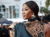 Известная модель Наоми Кэмпбелл сменила прическу на показе Louis Vuitton