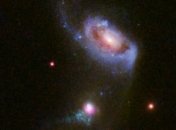 Телескоп "Хаббл" показал, как черная дыра "поедает" галактику  