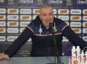 Схватил за волосы и ударил: момент гнева тренера попал на видео