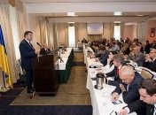 Гройсман поблагодарил сенатора Маккейна за поддержку Украины