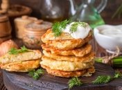 Такие луковые оладьи могут стать отличным завтраком