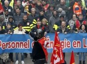 Французы снова вышли на улицы: правительство приняло пенсионную реформу (Фото)