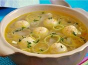 Бульон с клецками из куриного мяса