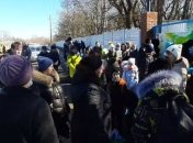 Среди людей, оставшихся на улице, дети