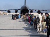 Американцы вывозят десятки тысяч людей из Афганистана