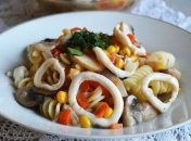 Рецепт дня: кальмары, тушеные с грибами и консервированной кукурузой