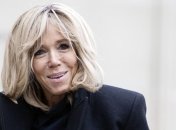 Яркий наряд: Брижит Макрон в алом платье появилась на торжественном мероприятии