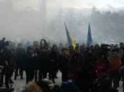 Активисты "Автомайдана" забросали двор резиденции Авакова рюкзаками