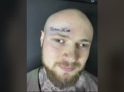 "Проснулся и понял": харьковчанин объяснил, зачем сделал на лбу тату "Кернес жив" (видео)