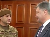 Порошенко встретил освобожденного "киборга" (Видео)