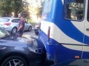 Во Львове автобус с журналистами въехал в служебное авто облсовета